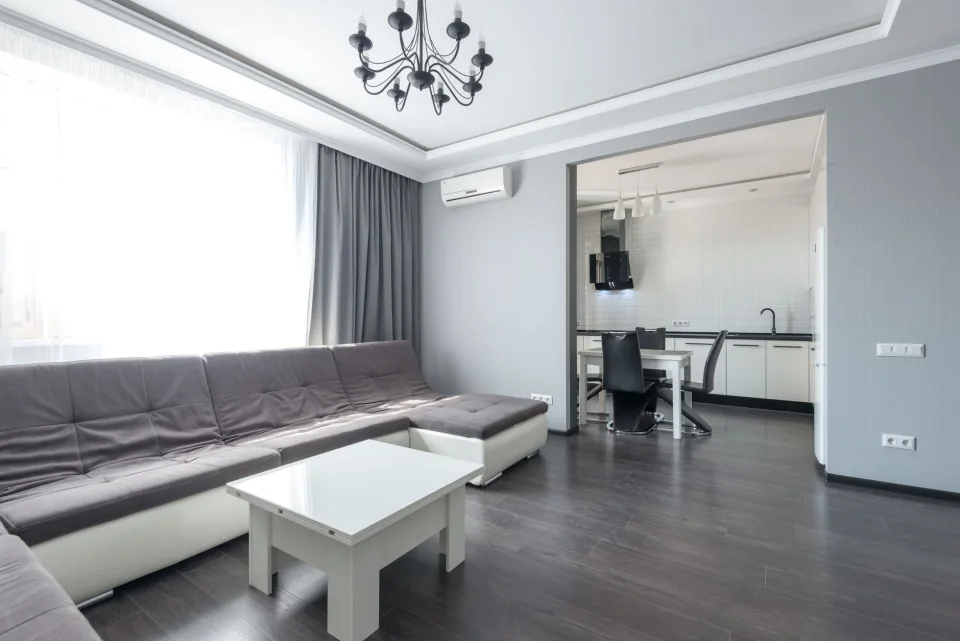 Nồi cơm điện trên kệ